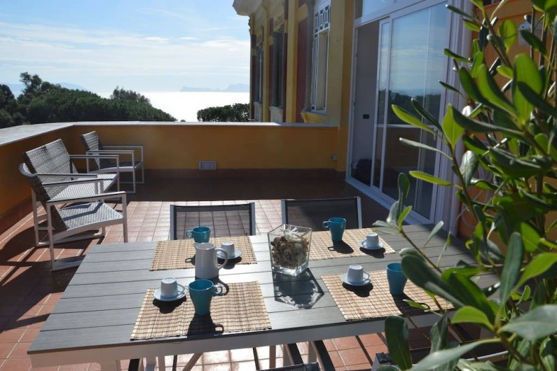 Location de vacances - Appartement à Naples - Un petit-déjeuner sur la terrasse avec ... vue sur Capri