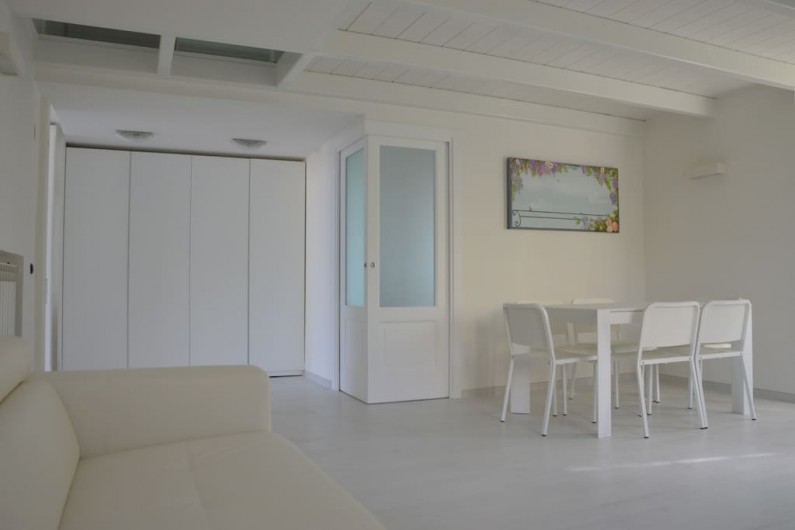 Location de vacances - Appartement à Naples - Salon avec armoire intégrée et vue sur la petite pièce (avec portes vitrées)