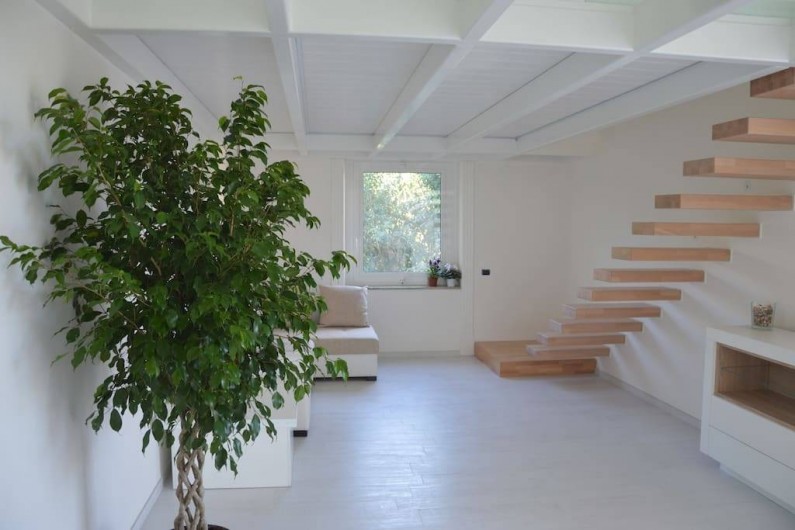 Location de vacances - Appartement à Naples - Salon avec escalier en bois
