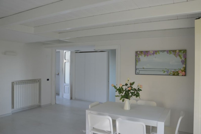 Location de vacances - Appartement à Naples - Salon avec table à manger et vue sur l'entrée