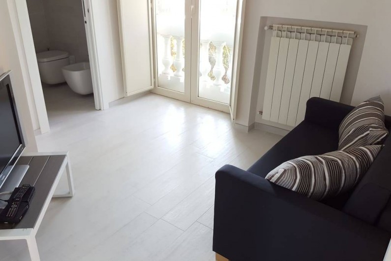 Location de vacances - Appartement à Naples - Petite chambre avec un canapé et une des quatre salles de bain