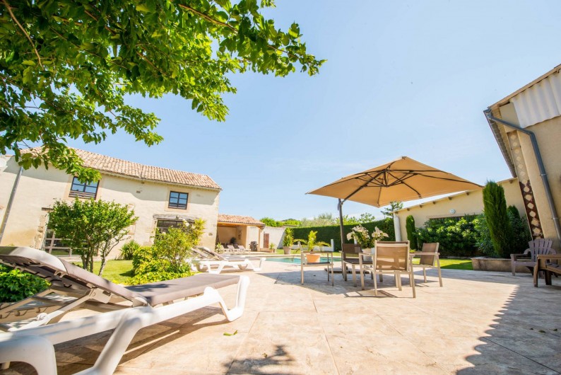 Location de vacances - Mas à Visan - piscine, jardin et plage de piscine