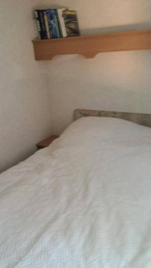 Location de vacances - Bungalow - Mobilhome à Le Muy - Chambre parentale qui comprend un lit double, une armoire, télévision