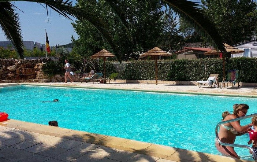 Location de vacances - Bungalow - Mobilhome à Le Muy - Piscine du camping sous la surveillance des parents