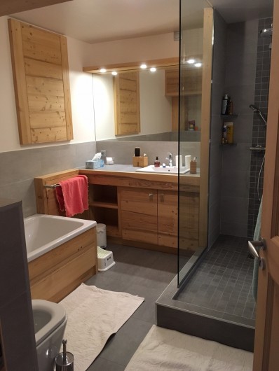 Location de vacances - Chalet à Les Contamines-Montjoie - Grande salle de bain en bas avec douche et baignoire