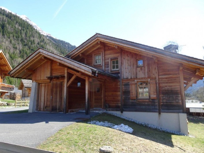Location de vacances - Chalet à Les Contamines-Montjoie - Vue du chalet face nord. 3 places de parking + entrées principale et garage