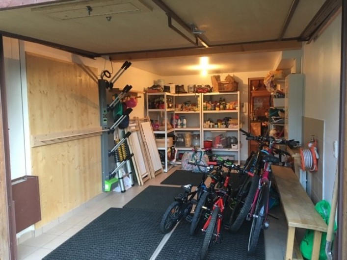 Location de vacances - Chalet à Les Contamines-Montjoie - Le garage de 15 m² pour ranger les skis, les vélos et les courses