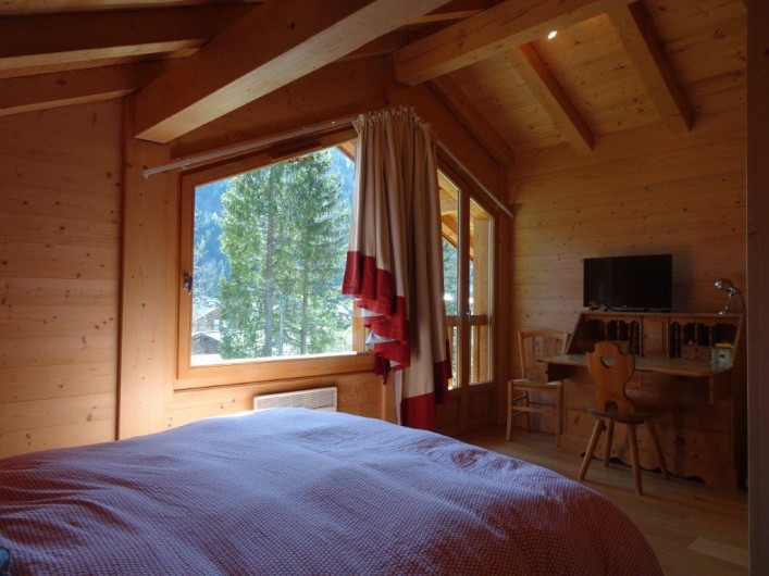 Location de vacances - Chalet à Les Contamines-Montjoie - Chambre du haut avec WC séparés et Salle de bain indépendante avec baignoire