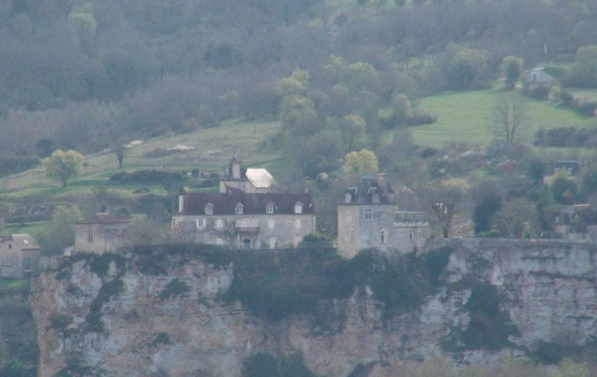 Chateau de Belcastel qui domine le confluent Dordogne - Ouysse