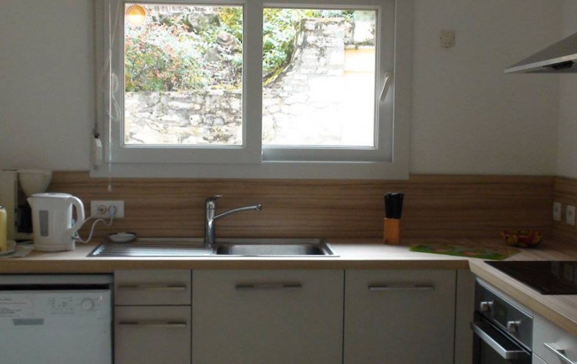 Location de vacances - Gîte à Le Bougayrou - Cuisine avec lave vaisselle, évier sous la fenêtre et bouilloire