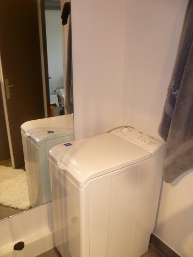 Location de vacances - Appartement à Le Grau-du-Roi - machine a laver dans salle de douche