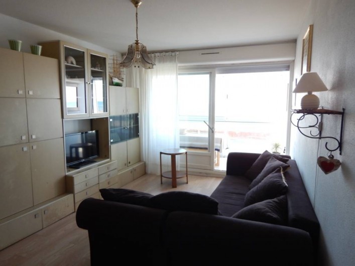 Location de vacances - Appartement à Courseulles-sur-Mer - Salon avec canapé convertible