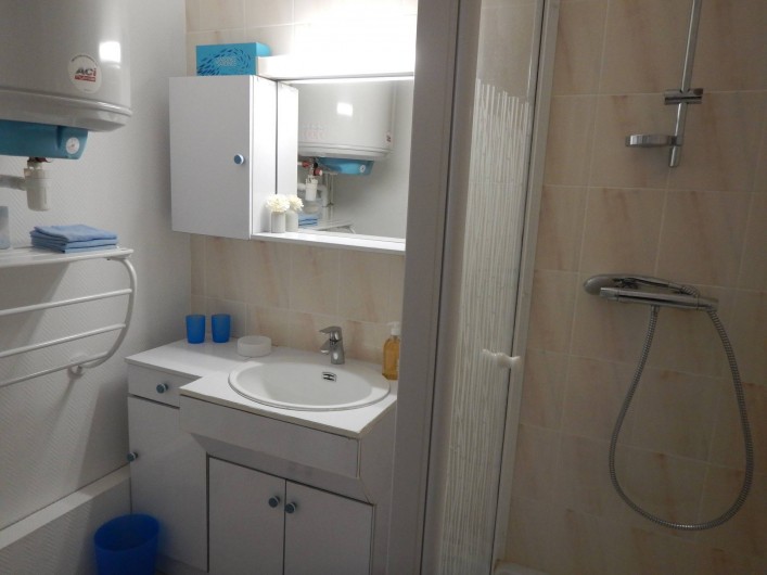 Location de vacances - Appartement à Courseulles-sur-Mer - Salle d'eau avec douche