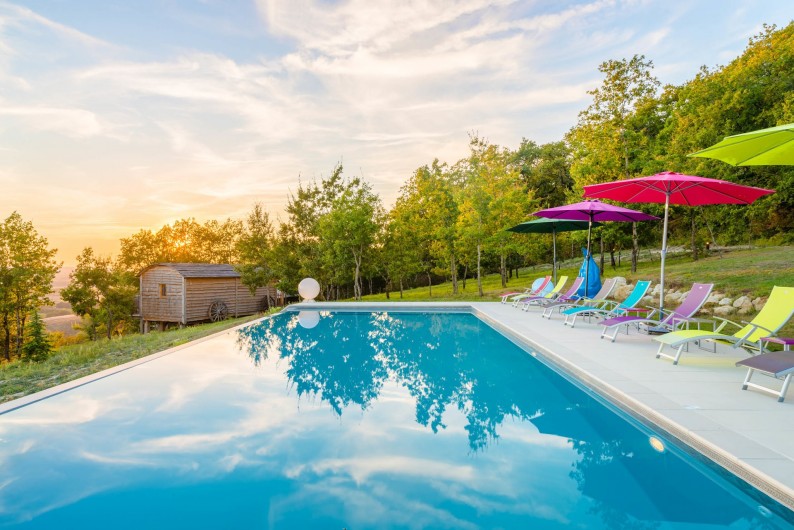 Location de vacances - Cabane dans les arbres à Clairac - La piscine à débordement avec vue sur la vallée de la Garonne