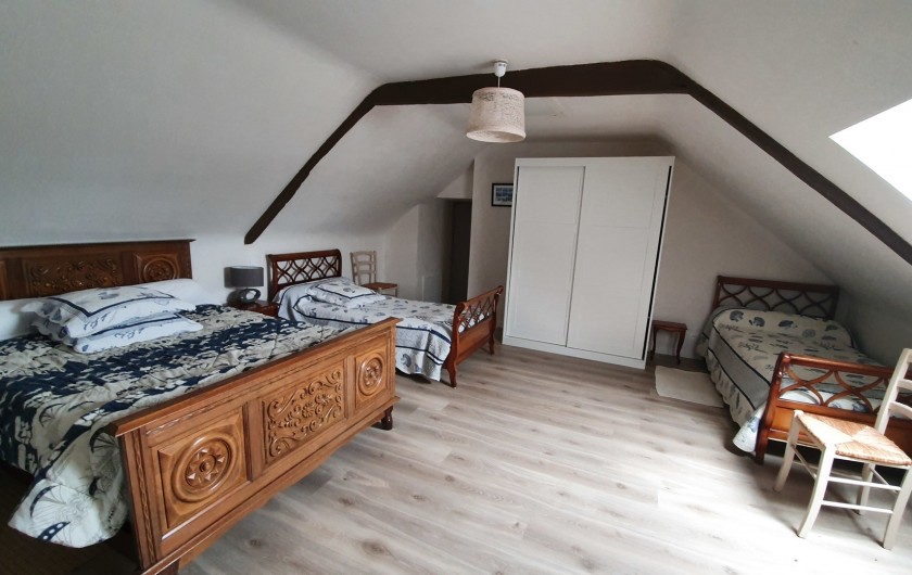 Location de vacances - Gîte à Saint-Gouéno - Chambre n°4 à l'étage Bedroom n°4 upstairs  1  double + 2 lits simples