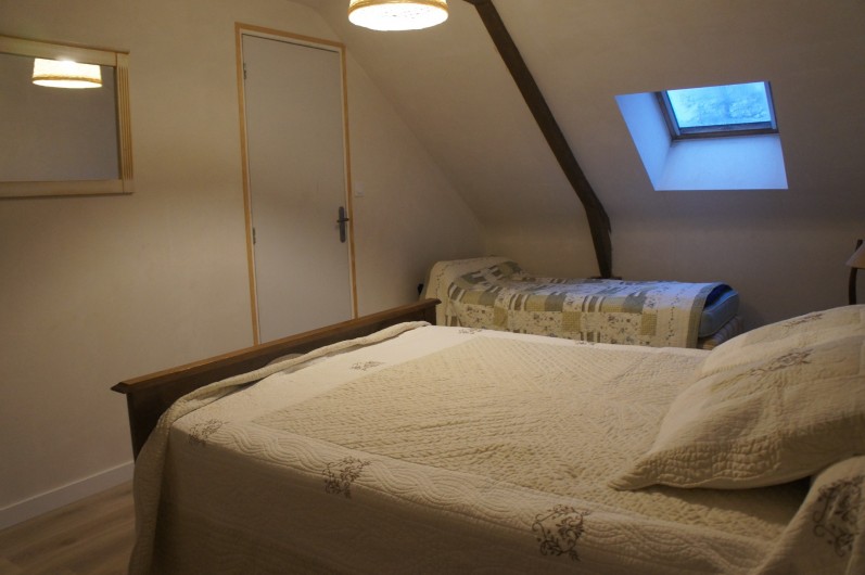 Location de vacances - Gîte à Saint-Gouéno - Chambre n°2 à l'étage Bedroom n°2 upstairs  1 lit double + 1 lit simple